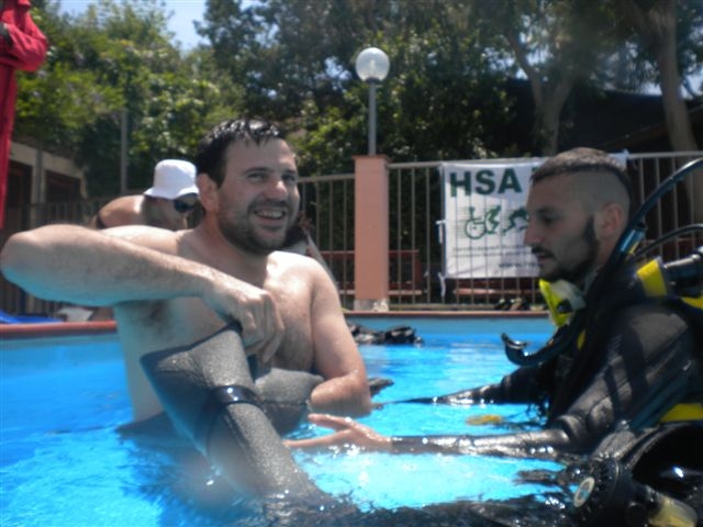 Josè si infila la muta in piscina